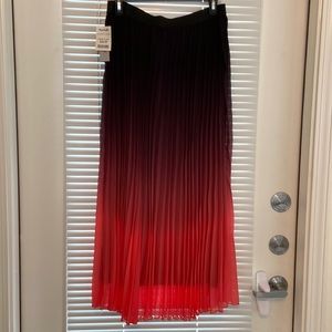 Pleated maxi three tone skirt.